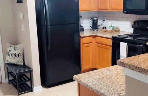 Greensboro Condominio | Last minute Furniture Market Deal! Newly renovated condo near PTI