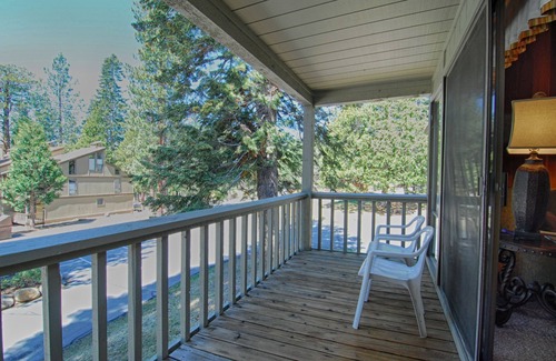 Kings Beach Condominio | Last Minute Only! Comfy Condo Close to NorthStar and Lake “The Happy Haven”