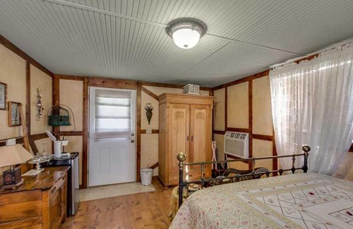 Bandera Cama Y Desayuno | Last Outpost - Sophie's Cottage