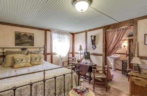 Bandera Cama Y Desayuno | Last Outpost - Sophie's Cottage