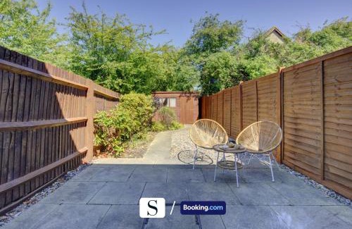 Walton Apartamento | LastMinOffer 10pc Off I A Cute 2BR Semi-Detached Home I Dedicated Off-street Parking I Garden I Wifi I Short Term Let by SILVA I Long Term Rates Available