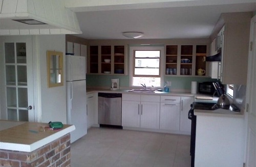 Charlestown Casa | Casa luminosa y bien ventilada, 1/2 milla de Charlestown Bch / agosto 3-10 especial $ 2500./semana