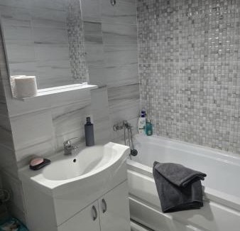 Cocani Crevedia Apartamento | Latin Studio