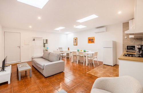 Madalena Apartamento | LAUGH OFTEN ☀ Beach Guest Home with Pool