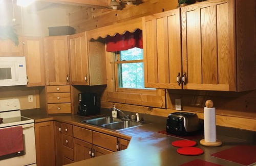 Gatlinburg - Pigeon Forge Cabina | ¡El escondite de Laura es una joya de Smoky Mt - aislada pero cerca de toda la acción!