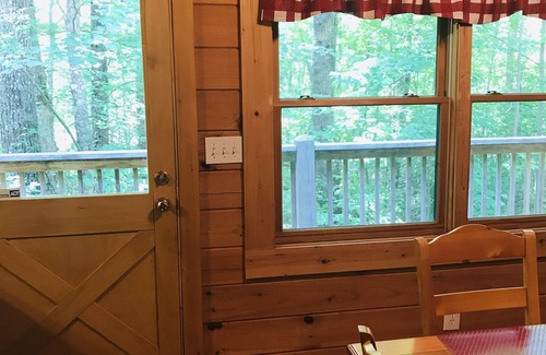 Gatlinburg - Pigeon Forge Cabina | ¡El escondite de Laura es una joya de Smoky Mt - aislada pero cerca de toda la acción!