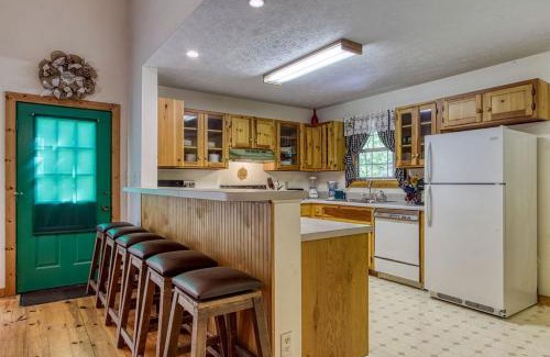 Wears Valley Casa | Laurel Cottage, 685 FREE tickets each paid day, Hot Tub, Pool Table!