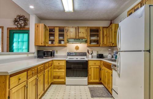 Wears Valley Casa | Laurel Cottage, 685 FREE tickets each paid day, Hot Tub, Pool Table!