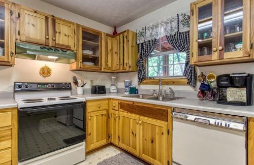 Wears Valley Casa | Laurel Cottage, 685 FREE tickets each paid day, Hot Tub, Pool Table!