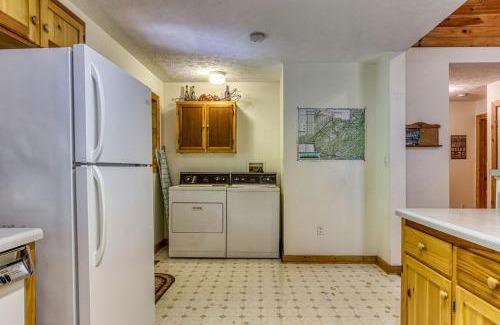 Wears Valley Casa | Laurel Cottage, 685 FREE tickets each paid day, Hot Tub, Pool Table!