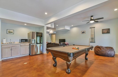 Black Mountain Cabina | Laurel Creek Falls | Pet-Friendly Log Cabin with Hot Tub, Fire Pit & Views!
