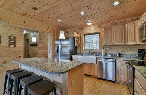 Black Mountain Cabina | Laurel Creek Falls | Pet-Friendly Log Cabin with Hot Tub, Fire Pit & Views!