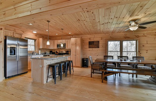 Black Mountain Cabina | Laurel Creek Falls | Pet-Friendly Log Cabin with Hot Tub, Fire Pit & Views!