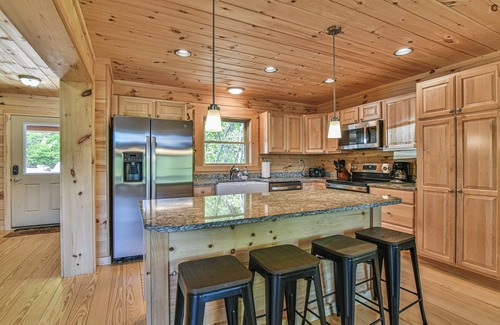 Black Mountain Cabina | Laurel Creek Falls | Pet-Friendly Log Cabin with Hot Tub, Fire Pit & Views!
