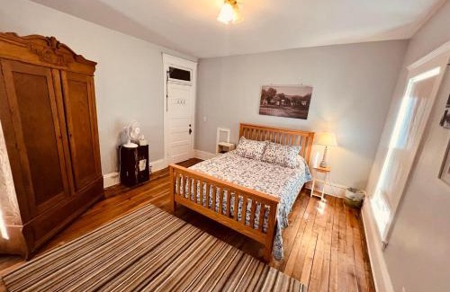 Davis Cama Y Desayuno | Laurel River Club Bed & Breakfast or LRCBNB