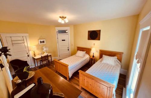 Davis Cama Y Desayuno | Laurel River Club Bed & Breakfast or LRCBNB