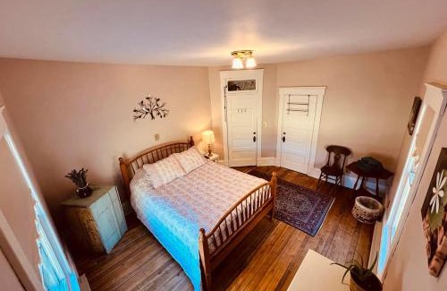 Davis Cama Y Desayuno | Laurel River Club Bed & Breakfast or LRCBNB