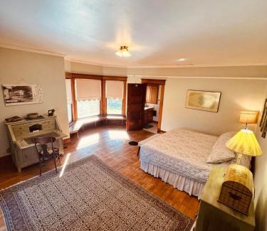 Davis Cama Y Desayuno | Laurel River Club Bed & Breakfast or LRCBNB
