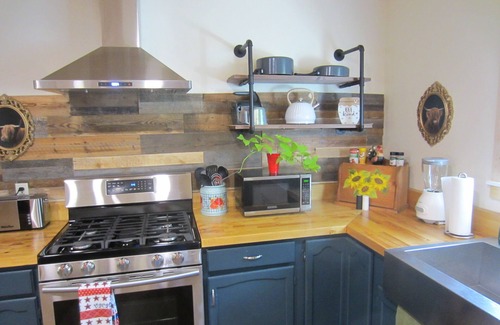 Gatlinburg - Pigeon Forge Cabaña | Laurelwood Retreat: RENTS TO FOUR ONLY, Beautiful View of Cove Mountain.