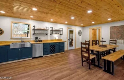 Gatlinburg - Pigeon Forge Cabaña | Laurelwood Retreat: RENTS TO FOUR ONLY, Beautiful View of Cove Mountain.