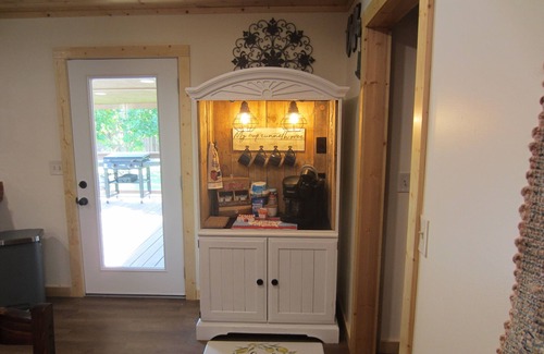 Gatlinburg - Pigeon Forge Cabaña | Laurelwood Retreat: RENTS TO FOUR ONLY, Beautiful View of Cove Mountain.