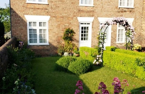 Louth Cabaña | Lavender Cottage, a pretty period cottage in Louth