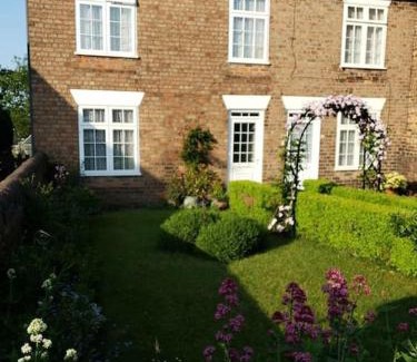Louth Casa | Lavender Cottage, a pretty period cottage in Louth