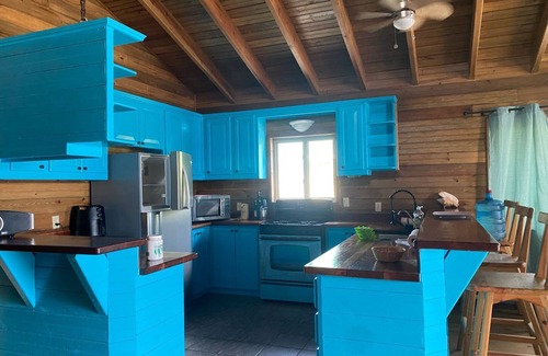Isla de Utila Casa | Lavender House at Treasure Beach - Secluded Beach House