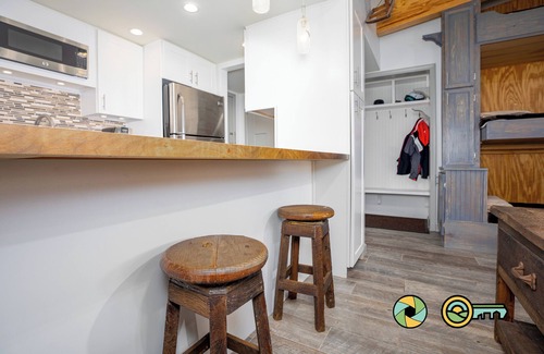 Mount Jackson Condominio | Lavender Lodge (#237) On ski slope | Triple-decker bunk beds!