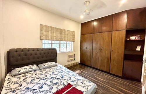Ballygunge Apartamento | Lavish 2BHK Apartment in Ballygunge Place with Daily Housekeeping