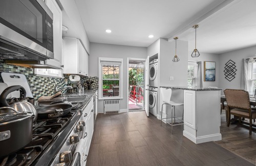 Irvington Casa | Lavish 3 Bedroom 1 Bath house-10 minutes to EWR/ FREE parking for multiple cars.