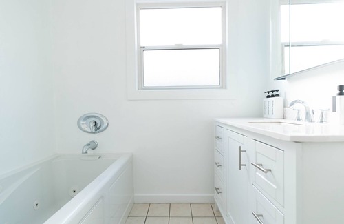 Burbank Casa | Lavish 3BD House near Universal, w/Heated Pool and Tub