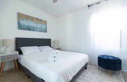Burbank Casa | Lavish 3BD House near Universal, w/Heated Pool and Tub