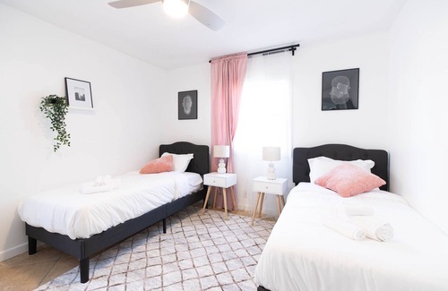 Burbank Casa | Lavish 3BD House near Universal, w/Heated Pool and Tub