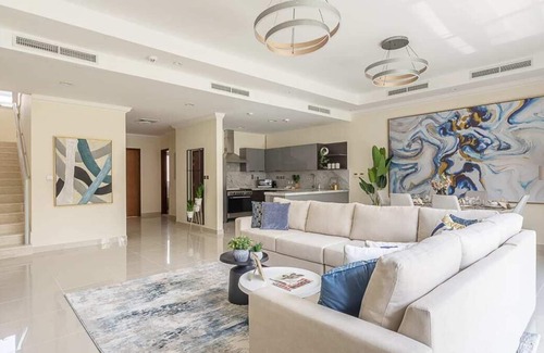 Jumeirah Village Villa | Lavish 3BR Villa with Backyard in JVC - Sleeps 7!