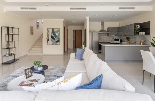 Jumeirah Village Villa | Lavish 3BR Villa with Backyard in JVC - Sleeps 7!
