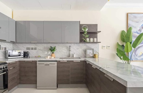 Jumeirah Village Villa | Lavish 3BR Villa with Backyard in JVC - Sleeps 7!