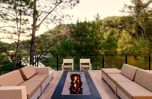 Mascota Chalet De Esquí | Lavish 4 Bedroom Chalet on Private Lake Resort