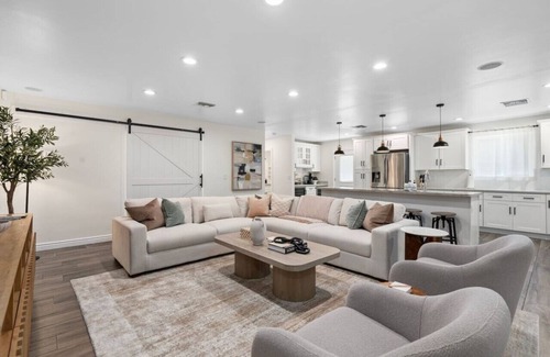 Camelback East Casa | Lavish 5 bed w/Backyard Oasis & Gameroom!