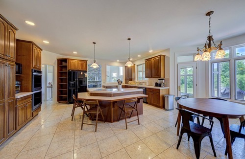 New Paltz Casa | Lavish and spacious mountain view home