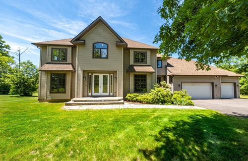 New Paltz Casa | Lavish and spacious mountain view home