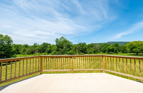 New Paltz Casa | Lavish and spacious mountain view home