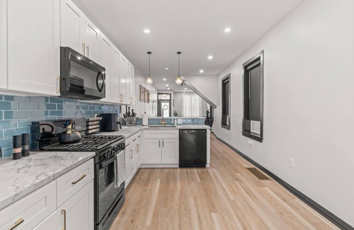 Girard Estates Casa | Lavish Family Friendly Retreat w/ Pool Table & 85" TV
