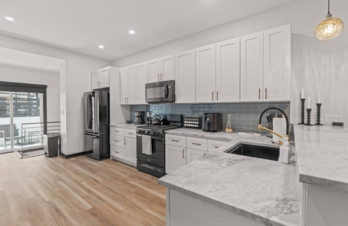 Girard Estates Casa | Lavish Family Friendly Retreat w/ Pool Table & 85" TV