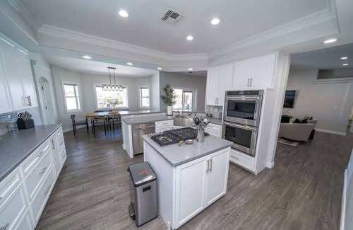 Lake Havasu City Casa | Lavish Lake Havasu Villa + Guest House Private Backyard, Pool & Fire Pit