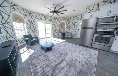 Lake Havasu City Casa | Lavish Lake Havasu Villa + Guest House Private Backyard, Pool & Fire Pit