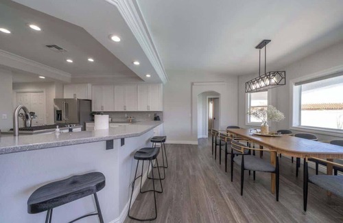 Lake Havasu City Casa | Lavish Lake Havasu Villa + Guest House Private Backyard, Pool & Fire Pit
