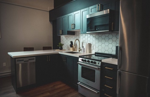 Barrie Apartamento | Lavish Loft | King Bed | 75” TV