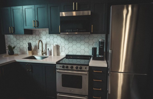 Barrie Apartamento | Lavish Loft | King Bed | 75” TV