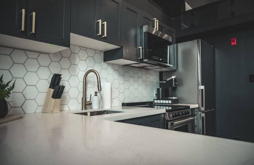 Barrie Apartamento | Lavish Loft | King Bed | 75” TV